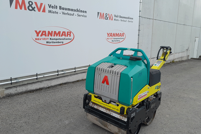 Frontansicht der handgeführten Walze Ammann ARW 65 mit kompaktem Walzenband und robuster Bauweise für präzise Verdichtungsarbeiten.