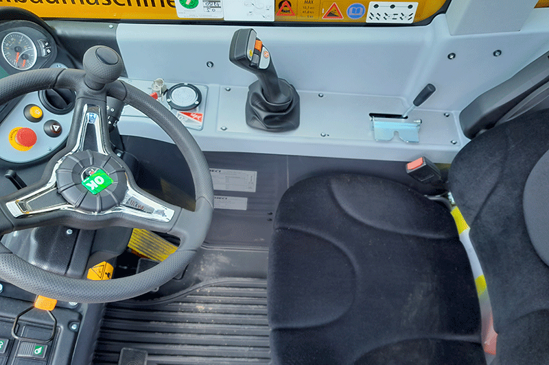 Modernes Cockpit des Dieci Apollo 26.6 Teleskopladers mit übersichtlichen Bedienelementen