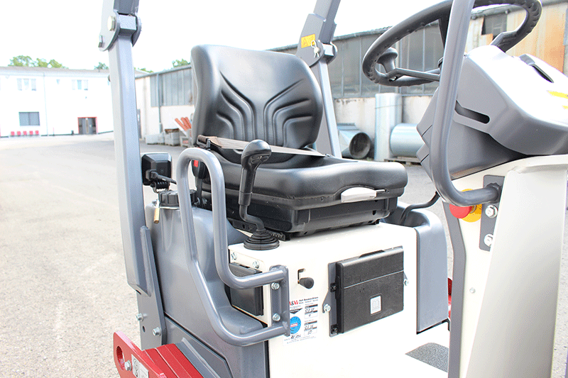 Bedienung der Dynapac CC 1000 Tandemwalze mit übersichtlich angeordneten Bedienelementen