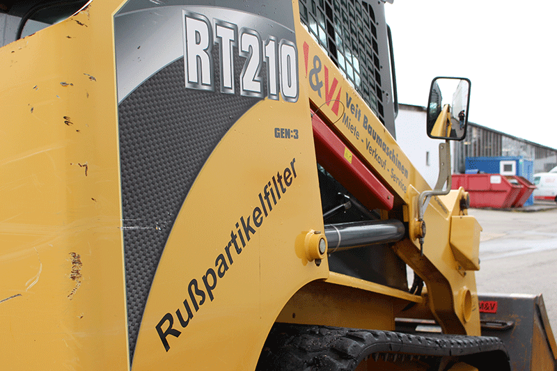 Gehl RT 210 Kettenlader mit integriertem Rußpartikelfilter (DPF) zur Reduzierung von Emissionen – moderner Dieselmotor für umweltbewusste und leistungsstarke Baustelleneinsätze.