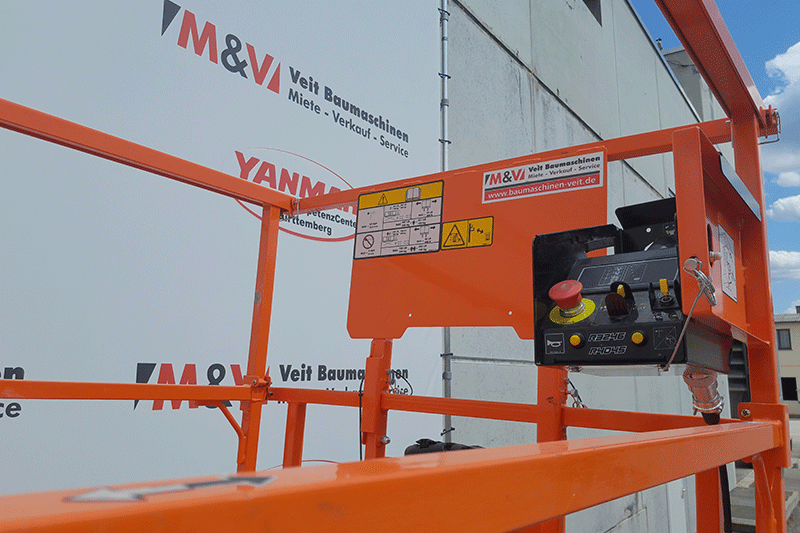 JLG 3246R Elektro-Scherenbühne flexibel im Einsatz bei Wartungs- und Montagearbeiten