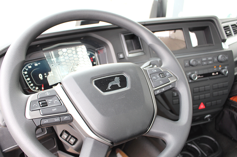 Bedienung des MAN TGL 12.220 Automatik mit übersichtlich angeordneten Bedienelementen