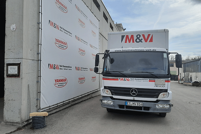 Frontansicht des Mercedes-Benz Atego 816 mit markantem Kühlergrill, robustem Stoßfänger und klarer Fahrzeuglinie für den professionellen Baustelleneinsatz