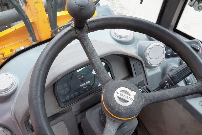 Blick auf das Lenkrad vom Volvo Radlader L20F