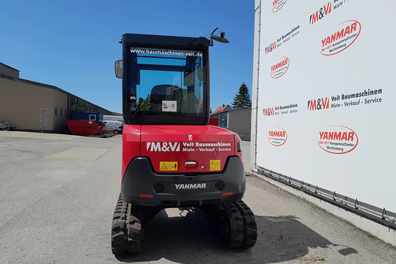 Heckansicht des Yanmar SV26 Minibaggers mit Kurzheck-Konstruktion – ideal für sicheres Arbeiten auf engen Baustellen
