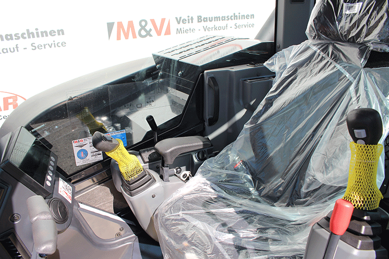 Innenraum der Fahrerkabine des Yanmar SV 86-7 mit OQ 45 – ergonomischer Fahrerplatz, übersichtliches Cockpit und hoher Bedienkomfort