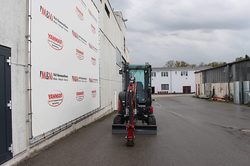 Frontansicht des Yanmar VIO 26-6 Nullheck-Minibaggers mit kompakter Bauweise und robuster Konstruktion für präzise Erdarbeiten auf der Baustelle