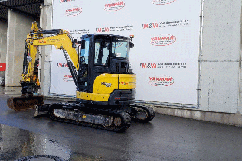 Yanmar Vio 50-6A Minibagger in der Ansicht – leistungsstarker 5-Tonnen Nullheckbagger mit kompaktem Heckradius, ideal für Tiefbau, GaLaBau und innerstädtische Baustellen mit wenig Platz.
