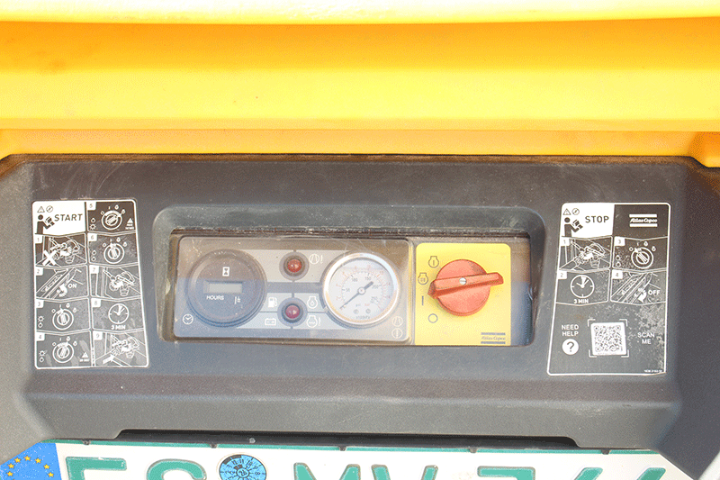 Intuitive Bedienung des Atlas Copco XAS 68 G Kompressors – übersichtliches Bedienfeld für sicheren und effizienten Baustelleneinsatz