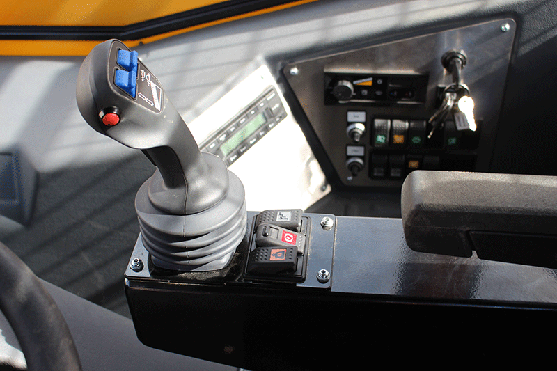 Detailansicht des Joysticks im Bergmann C 912 Rundkipper Kettendumper für eine präzise, komfortable und intuitive Maschinensteuerung.