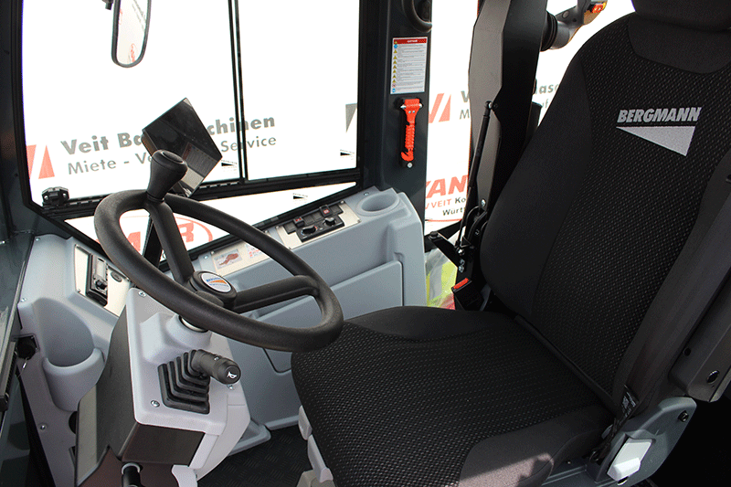 Fahrerkabine des Bergmann C 810 Raddumpers – komfortabler und ergonomisch gestalteter Fahrerplatz mit guter Rundumsicht für sicheres Arbeiten auf der Baustelle im Tief- und Gartenbau