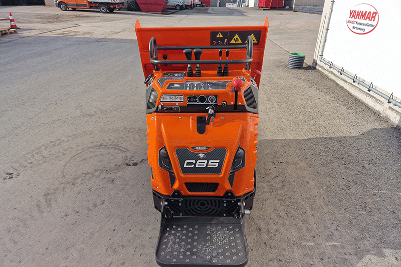 Frontansicht des Cormidi C13.85 HI Kettendumper auf der Baustelle – robuster Raupendumper mit breitem Kettenfahrwerk, hoher Bodenfreiheit und starker Leistung für Erdarbeiten und Materialtransport im Tiefbau und GaLaBau