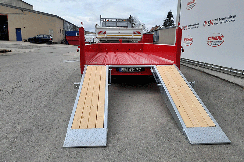 Detailansicht der Verladerampen des Fliegl TTS 89 Tandemanhängers mit stabiler Ausführung für das sichere Be- und Entladen von Baumaschinen.