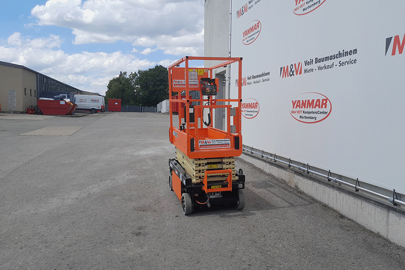 Heckansicht der JLG ES1530 Scherenarbeitsbühne mit Antriebseinheit und Fahrwerk