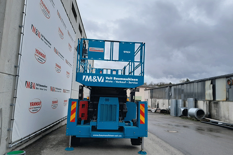 Frontansicht der Sunward SWSL1623 RT Diesel-Scherenbühne – geländetaugliche Scherenbühne für den professionellen Baustelleneinsatz