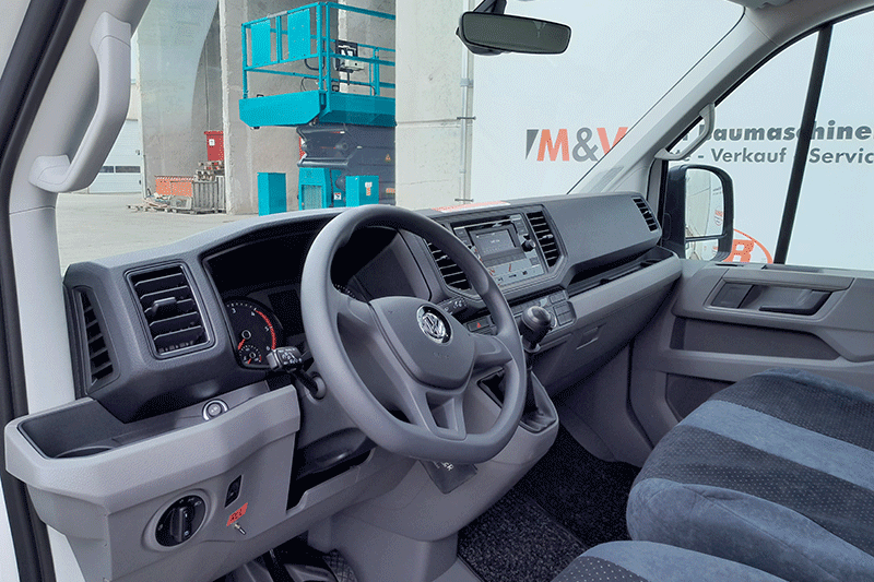 Innenraum und Bedienung des VW Crafter Doka mit übersichtlichem Cockpit, ergonomischem Lenkrad und moderner Fahrzeugsteuerung – komfortabel und effizient für den täglichen gewerblichen Einsatz.