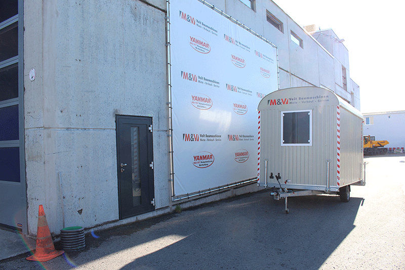 Frontansicht des Rasant BME C21S Bauwagens auf der Baustelle – stabiler Mannschaftswagen mit verzinktem Fahrgestell und widerstandsfähiger Außenverkleidung