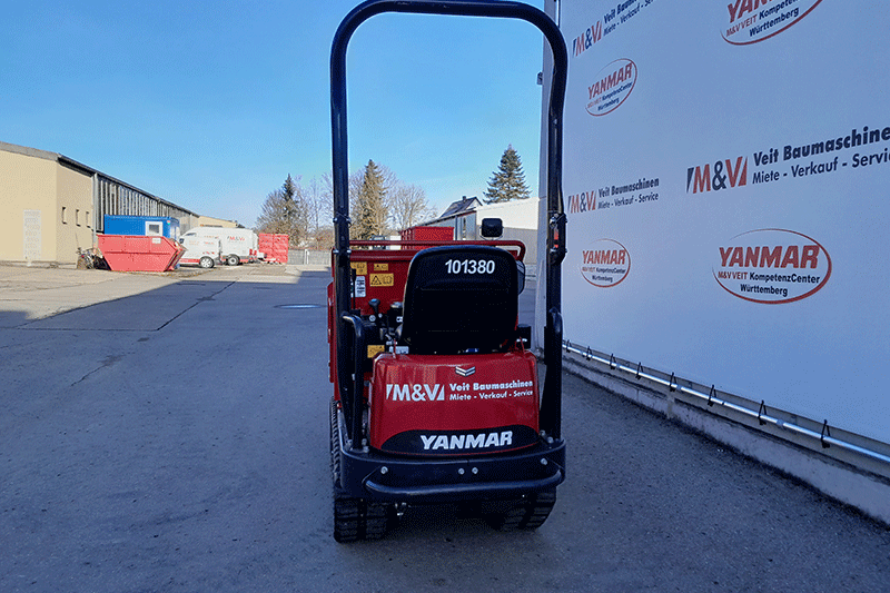 Frontansicht des Yanmar C 12 Dumper mit robuster Bauweise, breiter Standfläche und optimaler Übersicht für den Einsatz auf der Baustelle