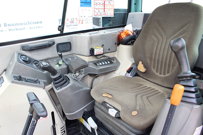 Fahrerkabine des Yanmar SV 100-1 Midibaggers mit ergonomischer Bedienung, übersichtlichem Cockpit und hohem Fahrerkomfort