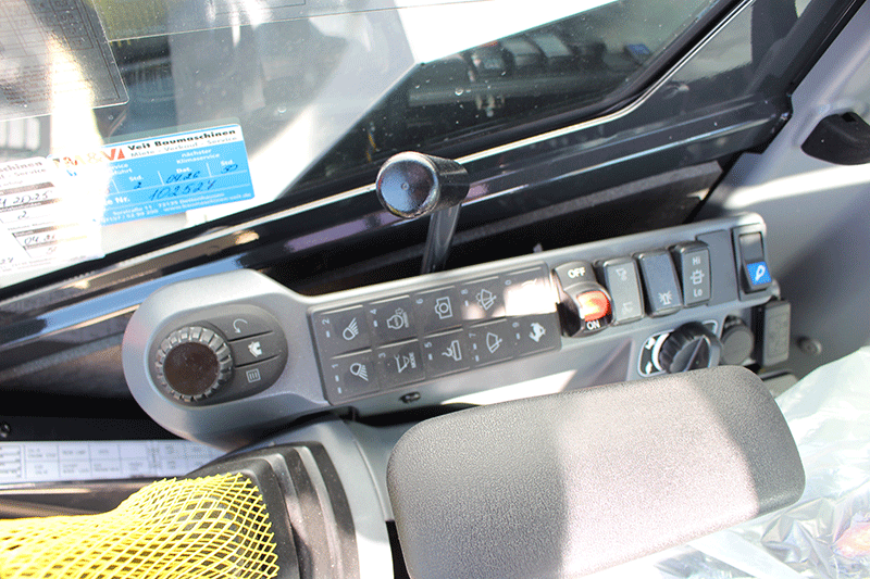 Bedienelemente des Yanmar SV 86-7 mit OQ 45 – übersichtliches Cockpit, ergonomische Anordnung und intuitive Steuerung für präzises Arbeiten