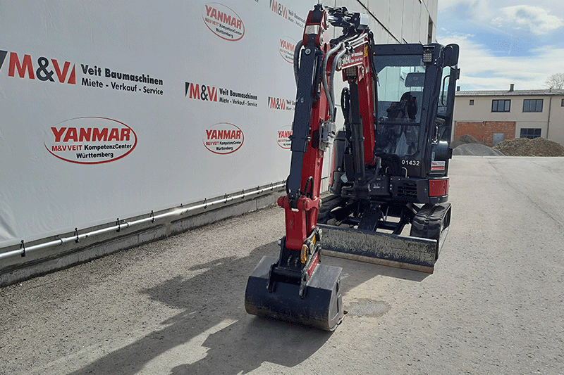 Frontansicht des Yanmar Vio 33-6 Nullheckbaggers mit robustem Ausleger, stabilem Planierschild und kompakter Bauweise