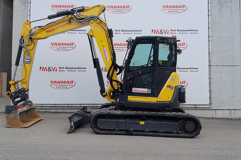 Seitenansicht des Yanmar ViO 80-2PB Baggers mit Powertilt und MV-Lock Schnellwechselsystem – kompakter Kurzheckbagger für flexible Baustelleneinsätze