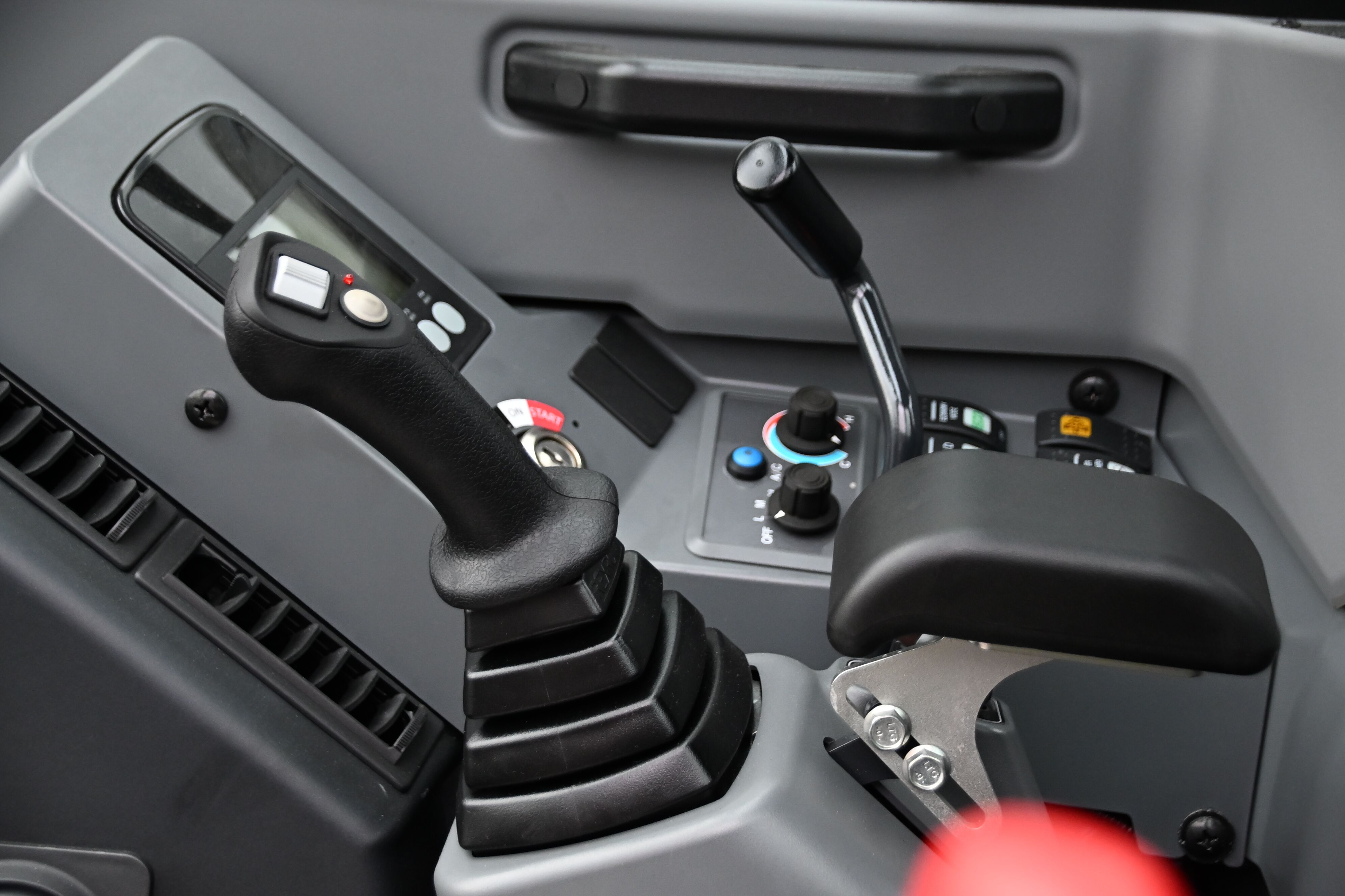 Intuitive Bedienung und übersichtliches Cockpit des Yanmar B7-6-Midibaggers