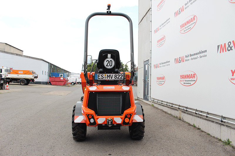 Der Ausa D 151 AHA aus der hinteren Perspektive