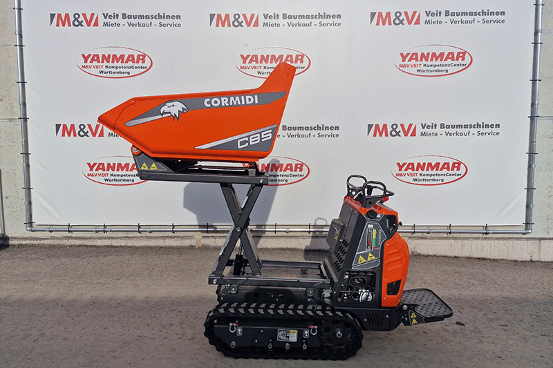 Cormidi C13.85 HI Kettendumper mit Kipper in hoher Stellung auf der Baustelle – hydraulische Hochkippfunktion für präzises Entladen von Erde und Schüttgut in Container oder LKW, ideal für Tiefbau und GaLaBau