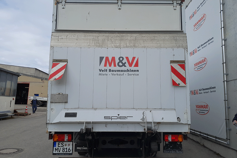 Heckansicht des Mercedes-Benz Atego 816 mit stabiler Rahmenkonstruktion, Ladefläche und Ladebordwand – ideal für den professionellen Baustellen- und Transporteinsatz