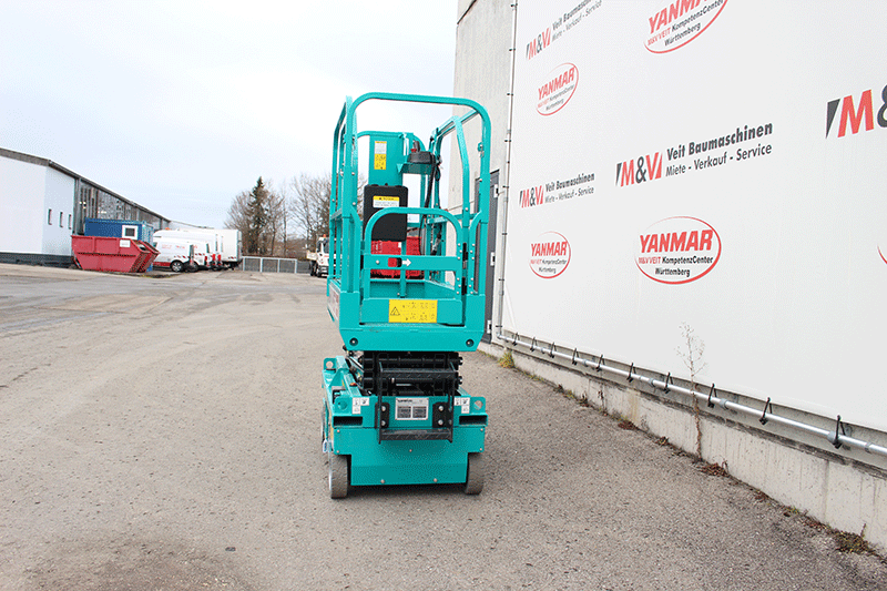 Heckansicht der Sunward SWSL0607DC Elektrobühne – elektrische Scherenarbeitsbühne mit platzsparendem Heckdesign für sichere und effiziente Höhenarbeiten