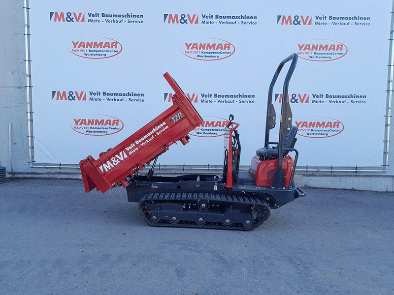 Yanmar C 12 Dumper mit angehobener hydraulischer Kippmulde beim Entladen von Schüttgut auf der Baustelle