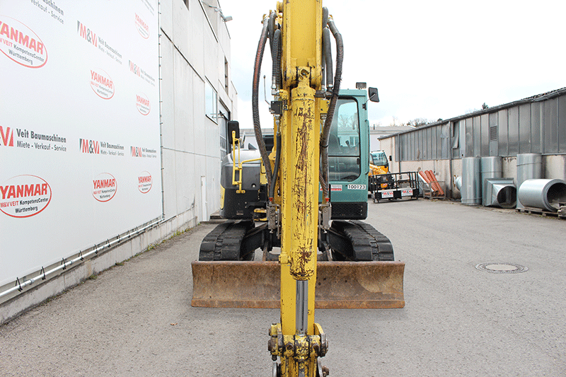 Frontansicht des Yanmar SV 100-1 Midibaggers – robuste Bauweise und optimale Übersicht für sicheres Arbeiten auf der Baustelle