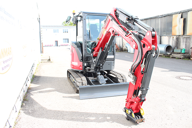 Frontansicht des Yanmar Vio 33-7 Minibaggers 3,3 t – kompakte Bauweise, robuste Konstruktion und optimale Sicht auf Ausleger und Anbaugerät