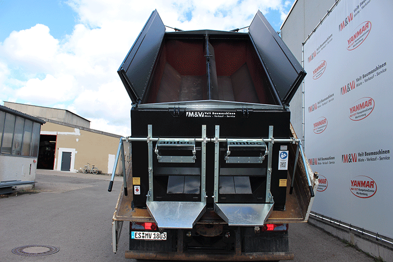 Offener Heckbereich des Amtec TC4D 8/10 Thermofasses mit gut zugänglicher Entnahmeöffnung für kontrolliertes und effizientes Ausbringen von Asphaltmaterial auf der Baustelle
