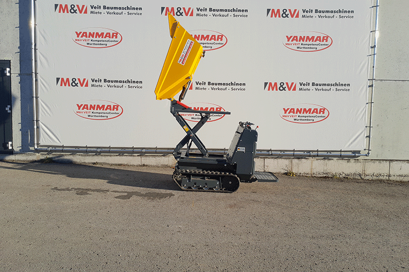 Der Bergmann C 901 Hochkipper Elektrodumper im gekippten Zustand mit angehobener Mulde zum kontrollierten Entladen von Material