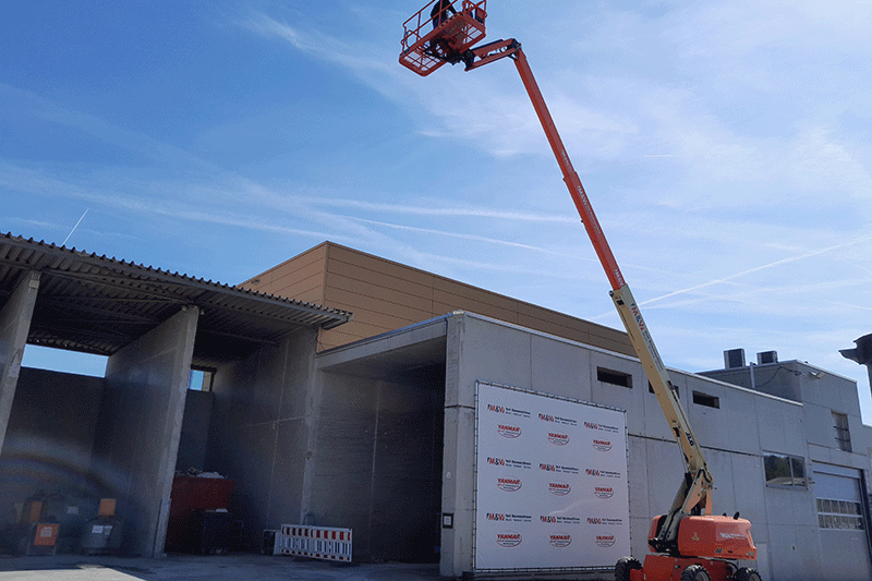 JLG 660 SJ Teleskoparbeitsbühne in großer Arbeitshöhe im Einsatz – sichere und präzise Höhenzugangstechnik für Bau, Industrie und Montagearbeiten.