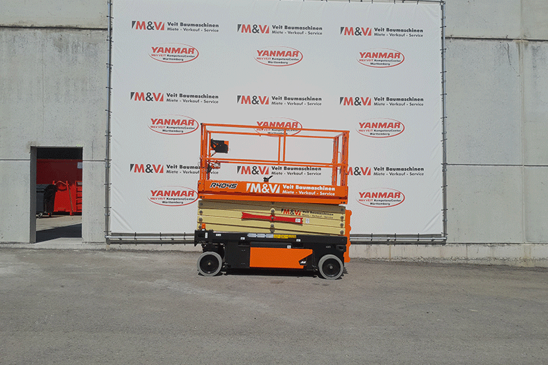 Seitenansicht der JLG 4045R Elektro-Scherenbühne mit Scherenpaket und Arbeitsplattform