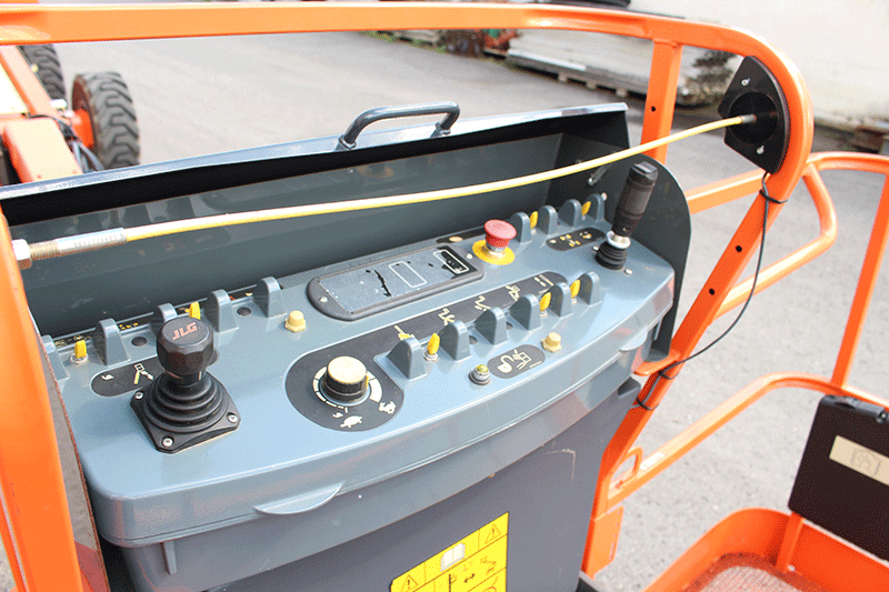 Bedienpult der JLG 460 SJ Teleskoparbeitsbühne mit übersichtlichen Joystick-Steuerungen für präzises und sicheres Arbeiten auf der Baustelle.