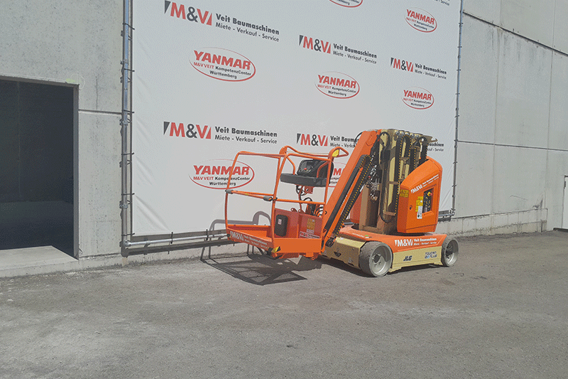Seitenansicht der JLG T12E Elektro-Vertikalmastbühne zur Miete in Stuttgart mit Plattform und Fahrwerk