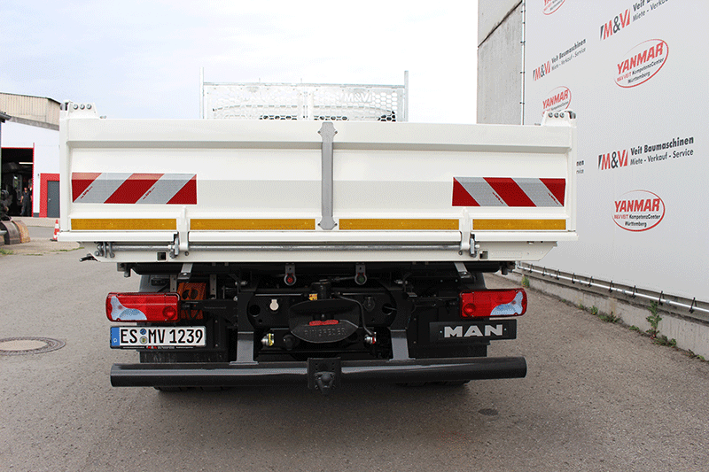 Heckansicht des MAN TGL 12.220 Automatik zur Miete im Arbeitseinsatz
