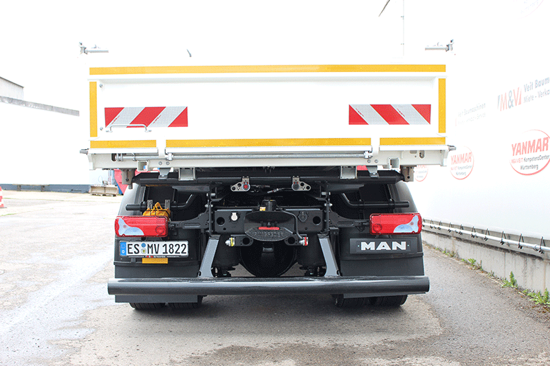 Heckansicht des MAN TGM 18.320 4x2 BL mit stabilem Aufbau im Baustelleneinsatz