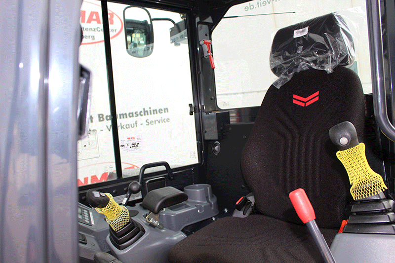 Komfortable Fahrerkabine des Yanmar Vio 50-6B Minibaggers mit ergonomischem Sitz, übersichtlichen Bedienelementen und optimaler Rundumsicht