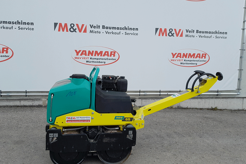 Die handgeführte Walze Ammann ARW 65 im Einsatz bei Telekommunikations- und Glasfaserfirmen für präzise Verdichtungsarbeiten in schmalen Gräben und Randbereichen.