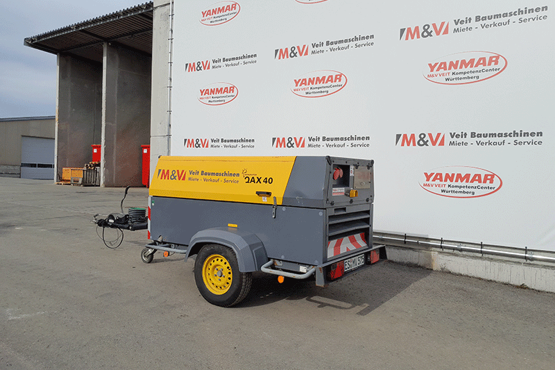 Der Atlas Copco Stromerzeuger QAX 40 zur Miete – mobiler Baustromerzeuger auf Anhänger für flexible und zuverlässige Stromversorgung auf Baustellen.