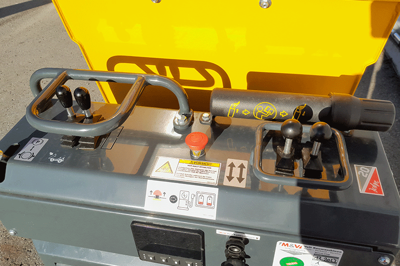 Detailansicht der Bedienung des Bergmann C 901 Hochkipper Elektrodumpers mit übersichtlich angeordneten Bedienelementen für eine einfache und sichere Handhabung