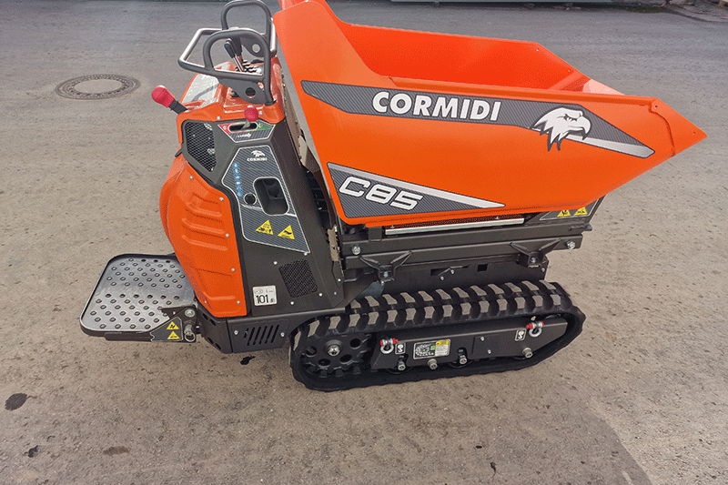 Rechte Seitenansicht des Cormidi C13.85 HI Kettendumper auf der Baustelle – kompakter Kettendumper mit robustem Raupenfahrwerk, hoher Nutzlast und hydrostatischem Antrieb für effizienten Materialtransport im Tiefbau und GaLaBau