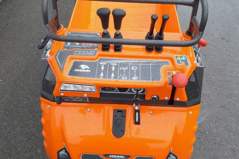 Cormidi C 13.85 AC Dumper mit ergonomischer und intuitiver Steuerung, benutzerfreundliche Bedienung für präzises Manövrieren auf engen Baustellen im Garten- und Tiefbau