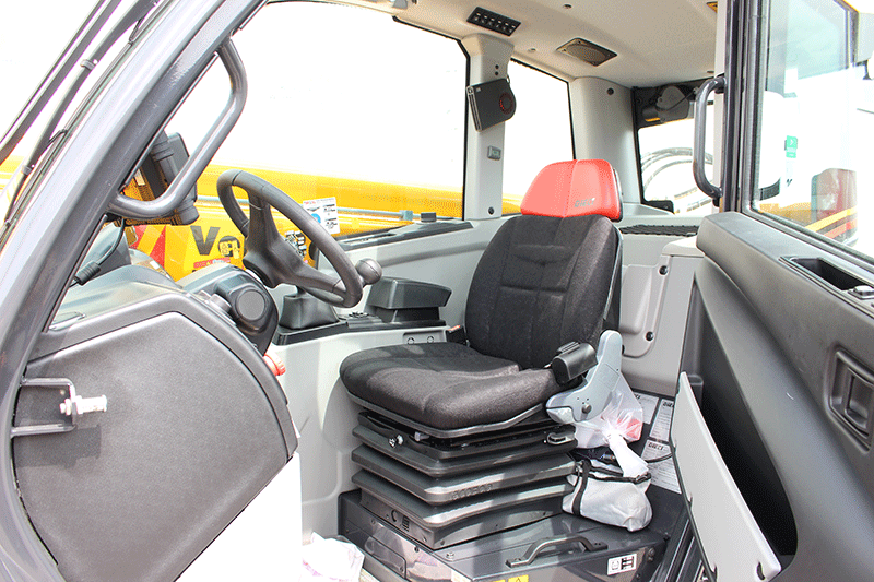 Fahrerkabine des Dieci Icarus 45.17 zur Miete im Baustelleneinsatz