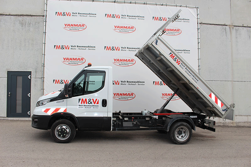 Iveco 35C14 Transporter im gekippten Zustand mit angehobener Ladefläche